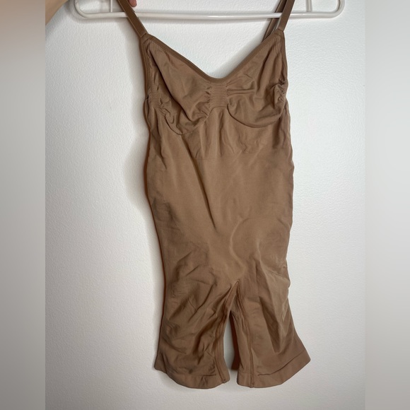 SKIMS 🤎 SEAMLESS SCULPT MID THIGH BODYSUIT - Picture 8 of 9